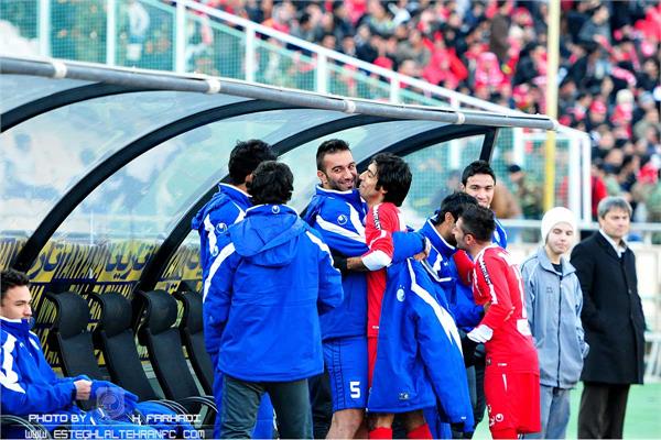 لیگ برتر فوتبال ایران - فصل دوازدهم - هفته 29 - استقلال 1 تراکتور سازی تبریز 0 - 14/12/1391 -  روبوسی و خوش و بس بازیکنان تراکتور با استقلالی ها ( سید صالحی و عمران زاده )